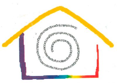 Mit gelbem Dach und regenbogenfarbigen Mauern steht das Haus der Jugendverbandsarbeit als Logo. In der Mitte zieht sich spiralförmig ein Schriftzug mit Attributen des Selbstverständnisses wie überparteilich, witzig und sächsisch.